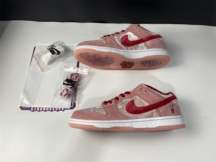 Nike SB Dunk Low StrangeLove Skateboards (Regular Box) CT2552-800