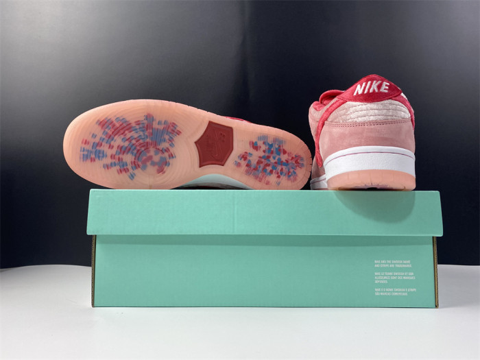 Nike SB Dunk Low StrangeLove Skateboards (Regular Box) CT2552-800