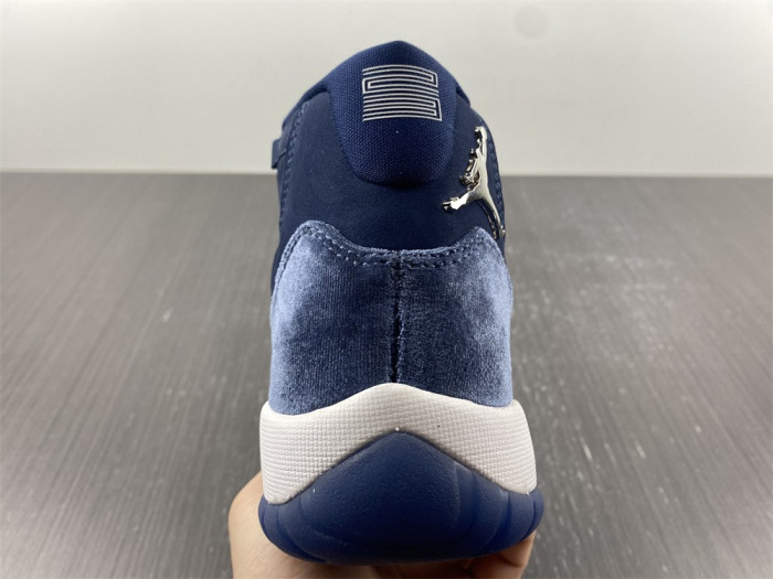 AIR JORDAN 11 VELVET “MIDNIGHT NAVY” AR0715-441