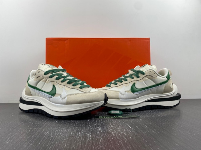 NIKE Sacai x VaporWaffle “Tour Yellow ” DD1875-102
