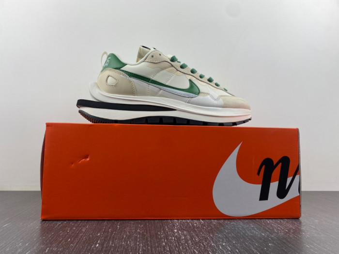 NIKE Sacai x VaporWaffle “Tour Yellow ” DD1875-102