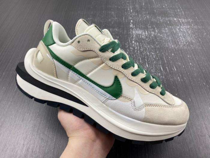 NIKE Sacai x VaporWaffle “Tour Yellow ” DD1875-102