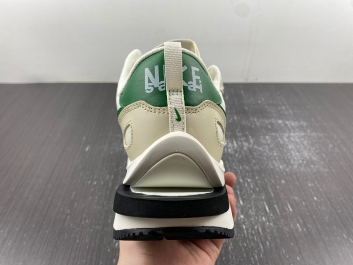 NIKE Sacai x VaporWaffle “Tour Yellow ” DD1875-102