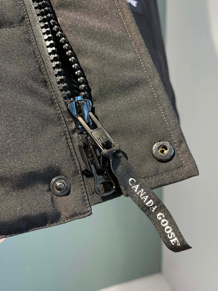 Can*a Go*e down waistcoat