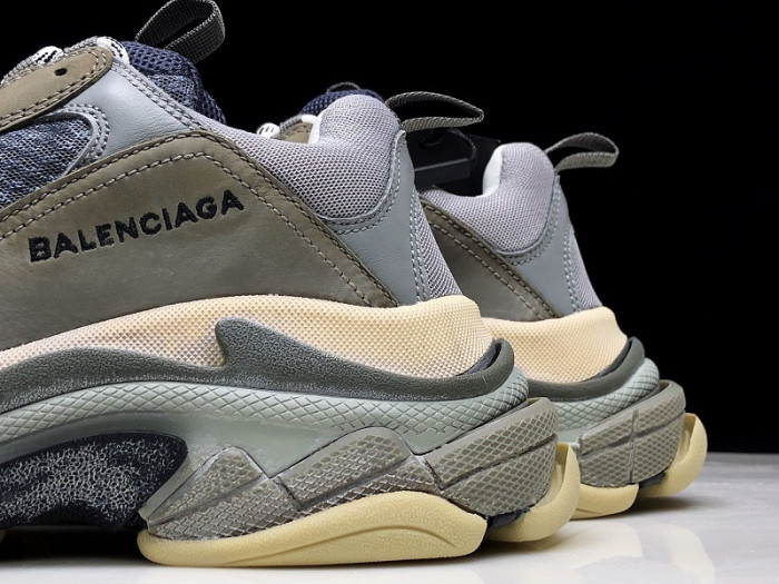 BALENGA TRIPLE S GREY 483513-W06E1-1259