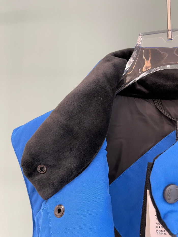 Can*a Go*e down waistcoat