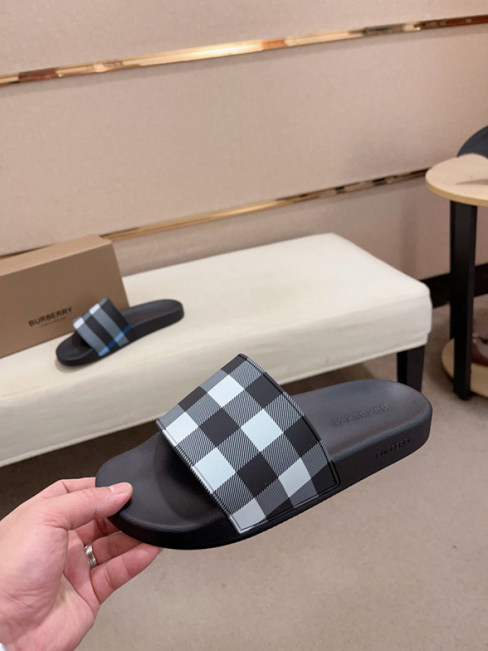 BURBERRY SLIDES