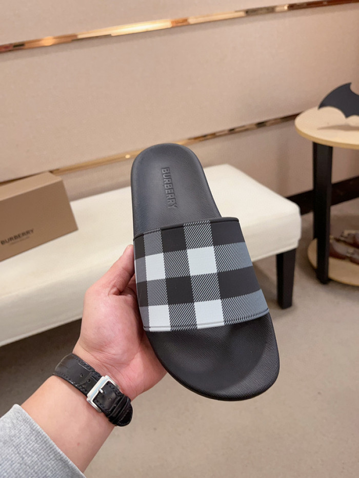BURBERRY SLIDES