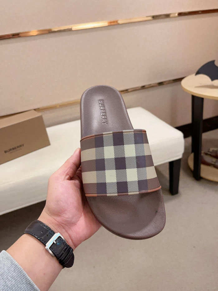 BURBERRY SLIDES