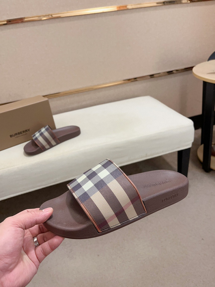 BURBERRY SLIDES