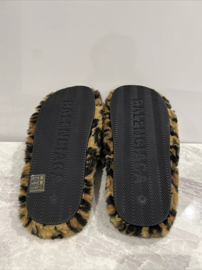 Ba*len*cia*ga furry slide sandal